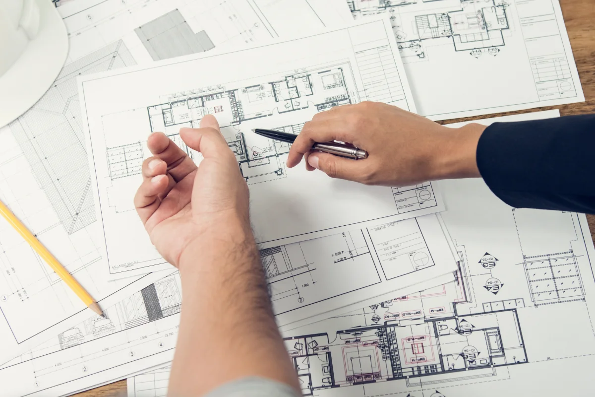 Ingenieur und Architekt besprechen vor Baubeginn den Entwurf des Blaupausenlayouts für den Stromplan.