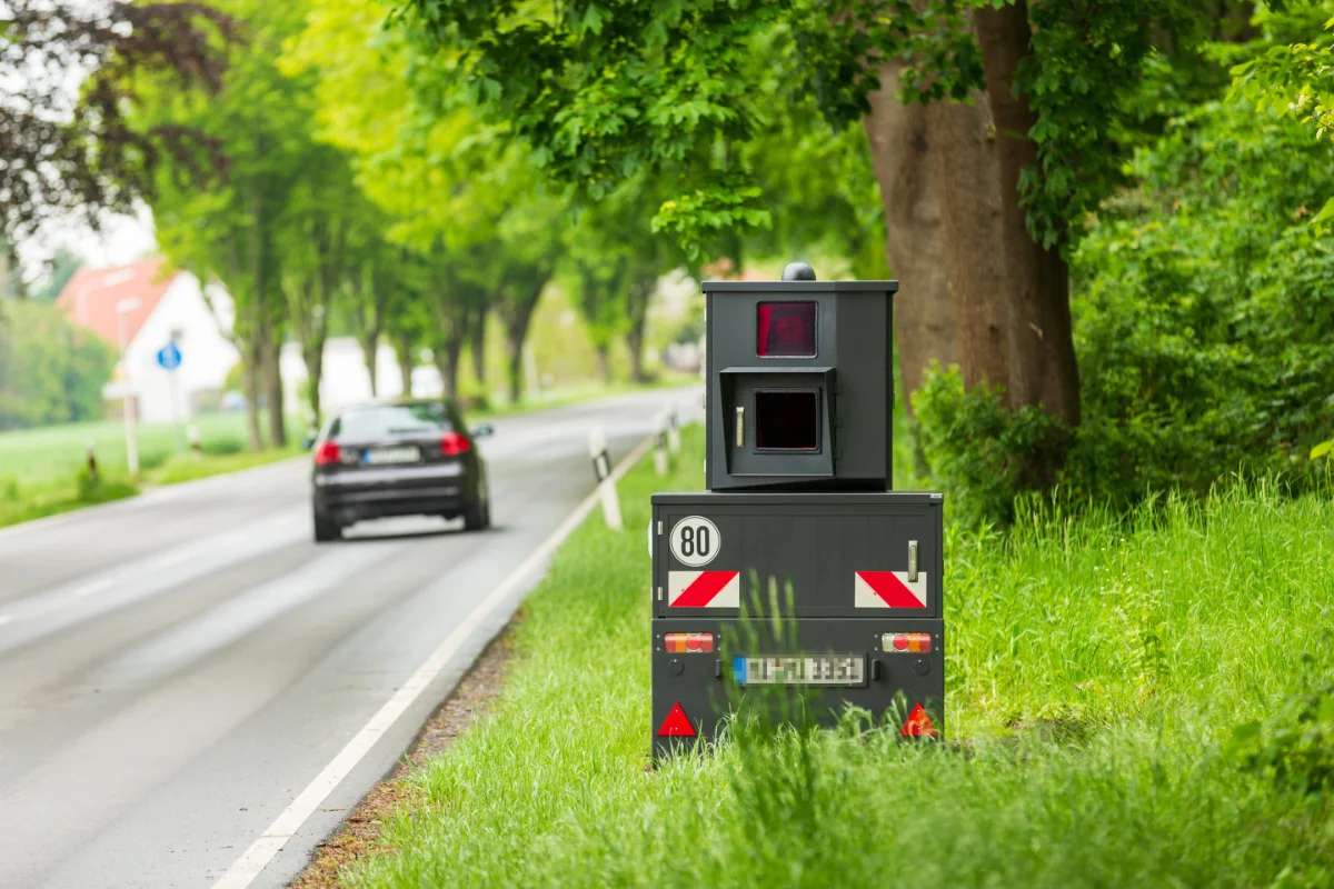 Bild: AdobeStock Blitzer am Strassenrand