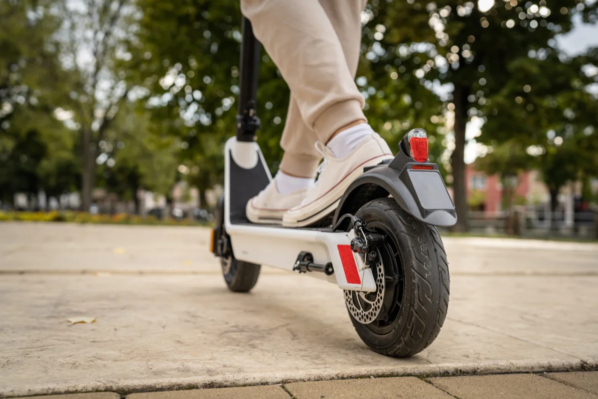 Bild: AdobeStock E-Scooter im Strassenverkehr